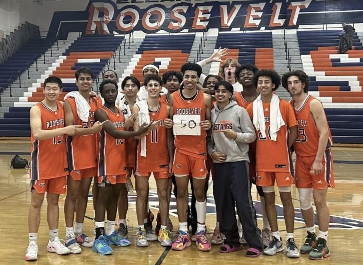 Darnez Slater and the Mustangs after his school-record 52-point performance. 